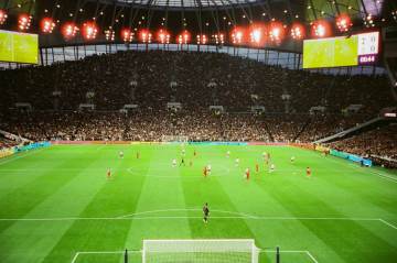 巅峰大罗再现钟摆牛尾过人，一人冲垮整条防线（配图示意）
